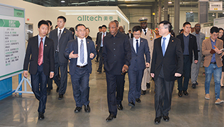 几内亚共和国总统阿尔法·孔戴先生盛赞中国智造高端医疗设备